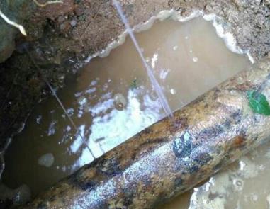 堆龙德庆楼顶渗水维修公司分享下地暖漏水的原因及检测方法。